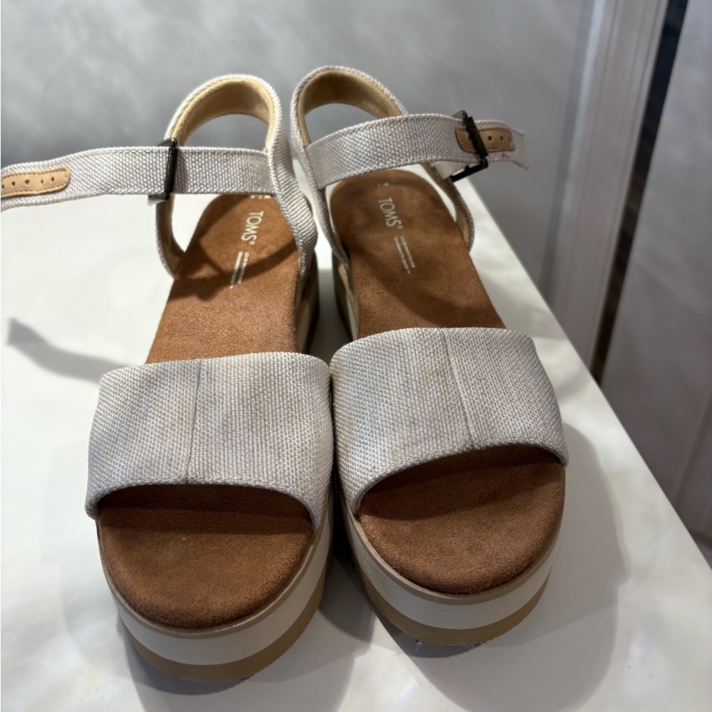 TOMS Women's Cream and Tan Sandals